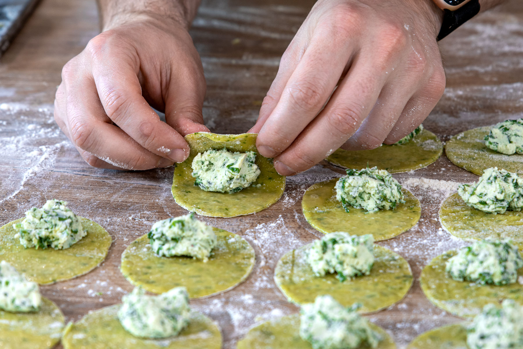 Bärlauch Ravioli zusammenklappen