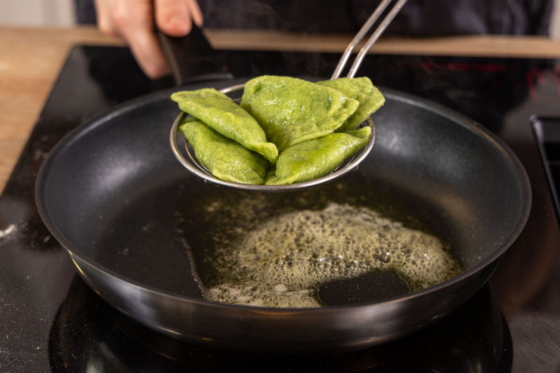 Bärlauch-Ravioli mit Ricotta-Füllung anbraten