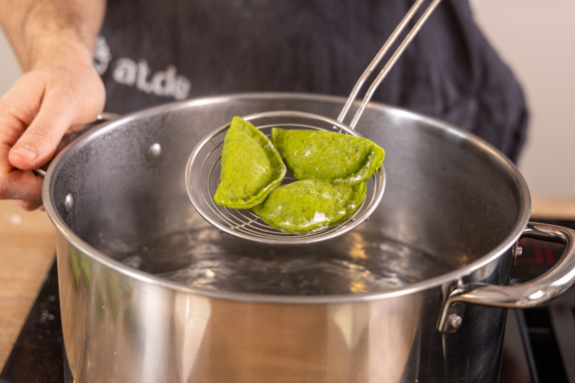 Bärlauch-Ravioli kochen