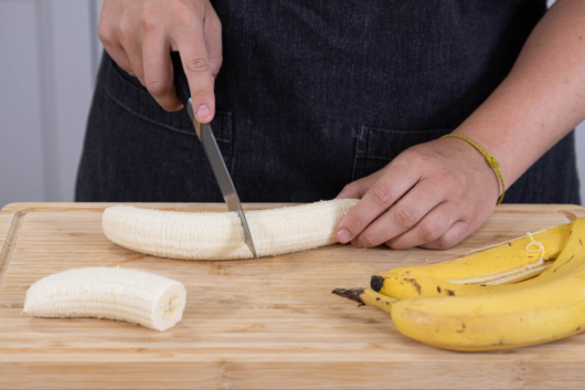 Bananen halbieren