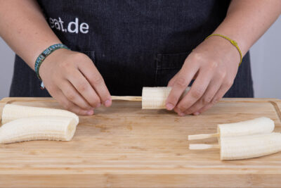 Eisstiele in die Banane stecken
