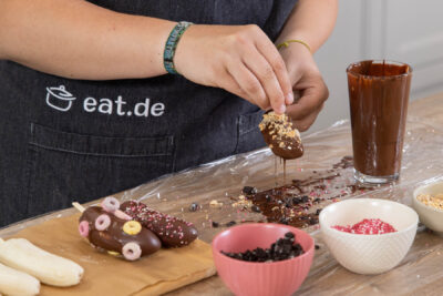Banana Pops mit Toppings bestreuen
