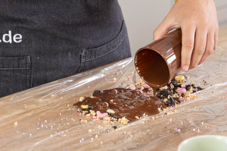 Schokolade und Toppings mischen