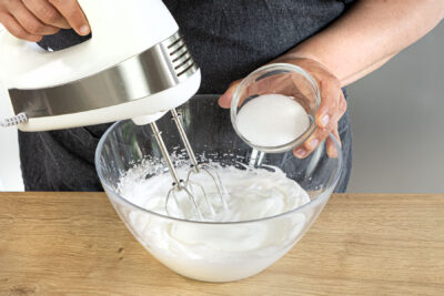 Zucker zum Eischnee geben