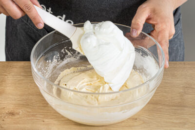 Eischnee unter den Teig heben