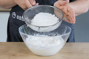 Puderzucker zum Eiweiß geben
