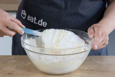 Zutaten für den Teig der Erdbeer-Sahne-Torte unterheben