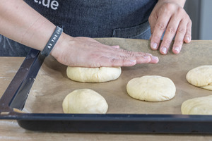 Teig platt drücken
