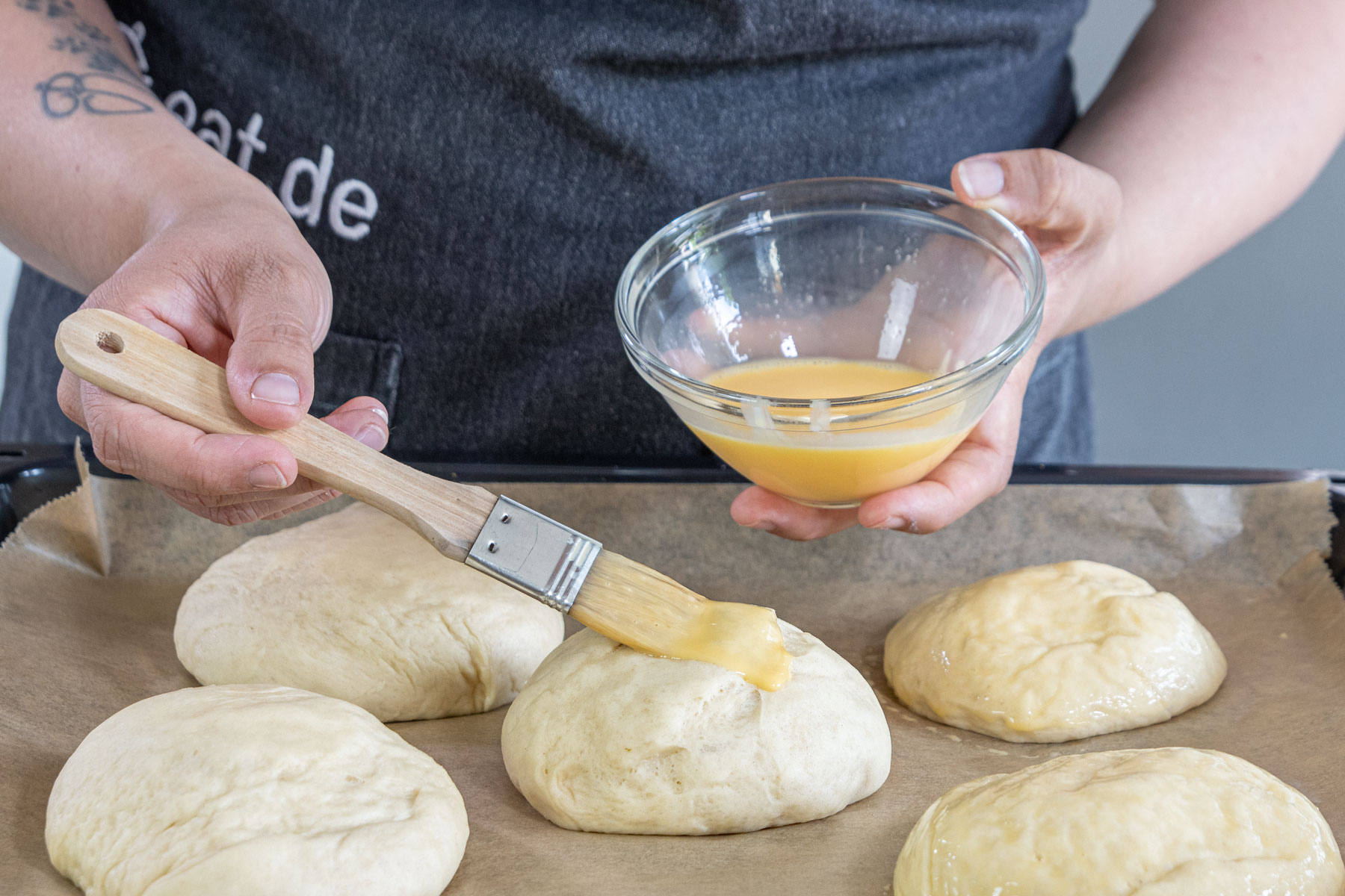 Brioche Burger Buns einstreichen