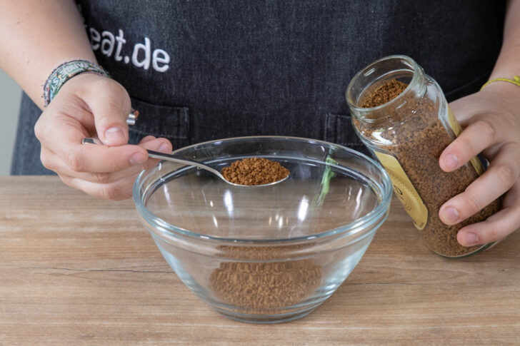 Instant Kaffee in eine Schüssel geben