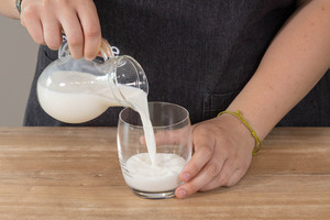 Milch in ein Glas füllen.