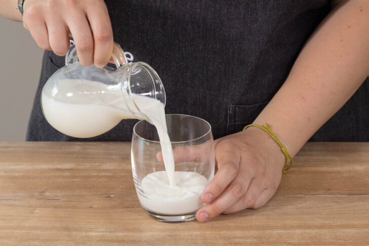 Milch in ein Glas füllen.