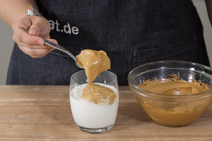 Dalgona Kaffee Creme darauf geben