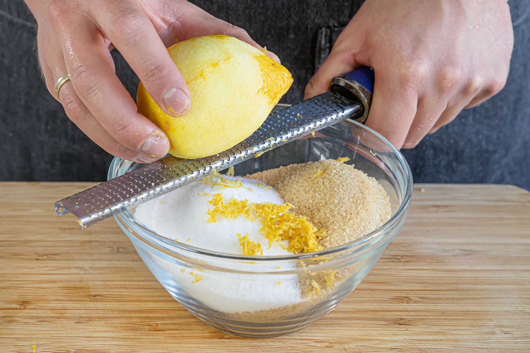 Zitronenschale zum Salz und Zucker reiben