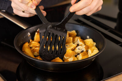 Kaiserschmarrn auseinander zupfen.