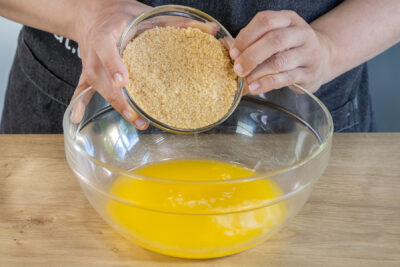  geschmolzene Butter und Zucker in eine Schüssel gebem