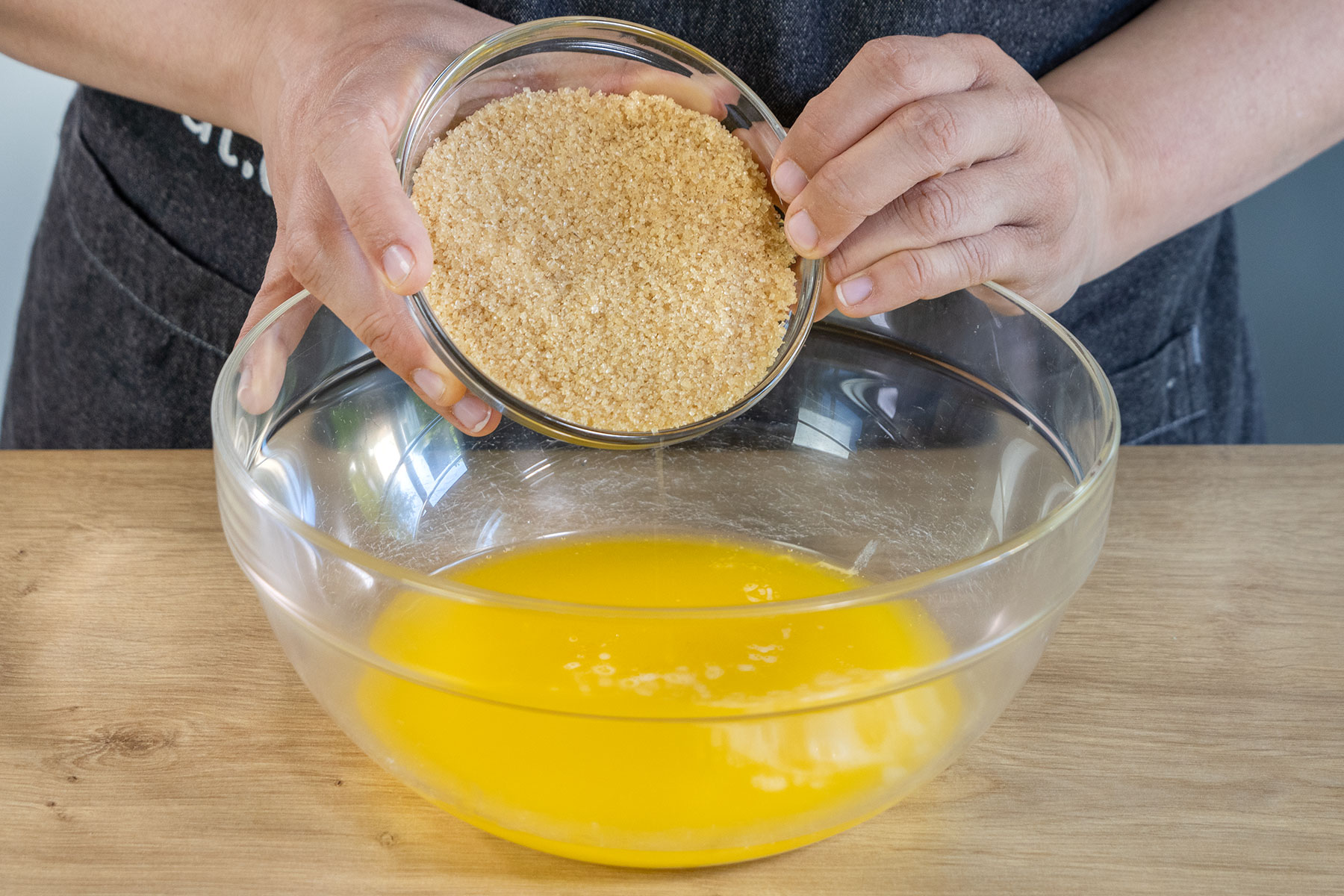 geschmolzene Butter und Zucker in eine Schüssel gebem