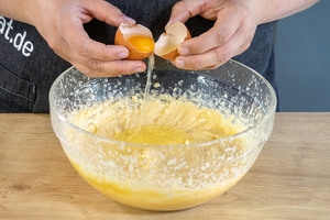 Eier einzeln unterrühren
