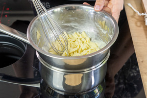 Schokolade über dem Wasserbad schmelzen