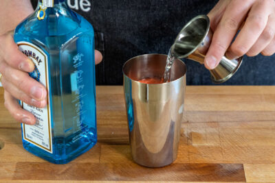 Gin in den Shaker geben