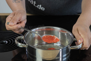 2 EL Erdbeerpüree zur Gelatine geben
