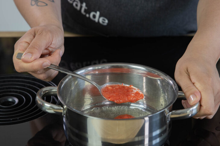 2 EL Erdbeerpüree zur Gelatine geben