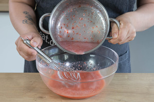 Gelatine Mix zum restlichen Erdbeerpüree dazugeben