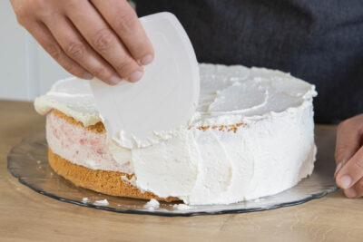 Erdbeer-Sahne-Torte mit Sahne bestreichen