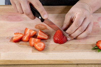 Erdbeeren halbieren