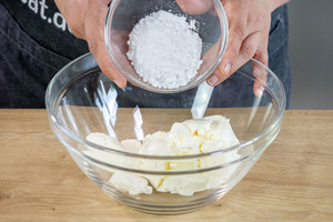 Puderzucker zum Frischkäse geben