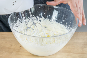 Sahne aufschlagen
