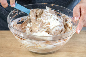 Sahne unter die Schokocreme heben
