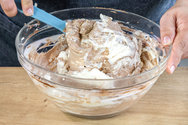 Sahne unter die Schokocreme heben