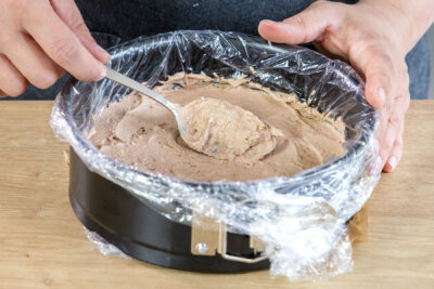 Boden mit Schokomousse bestreichen