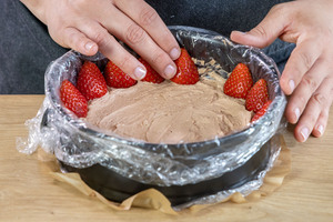 halbierte Erdbeeren an den Rand stellen