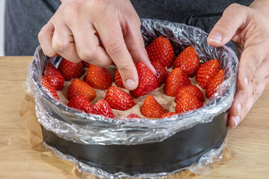 Erdbeeren auf der Schokomousse-Schicht verteilen
