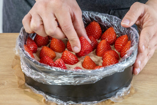 Erdbeeren auf die Schokomousse-Schicht stellen