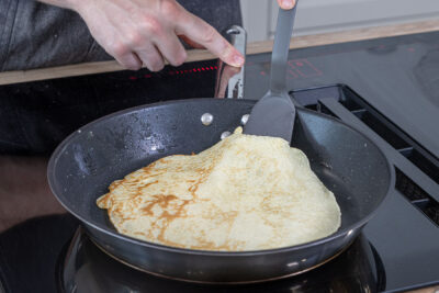 Pfannkuchen für Erdbeerlasagne ausbacken
