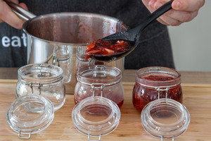 Erdbeermarmelade abfüllen