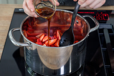 Ahornsirup zu den Erdbeeren geben