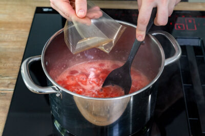 Agar Agar zur Erdbeermarmelade ohne Zucker geben