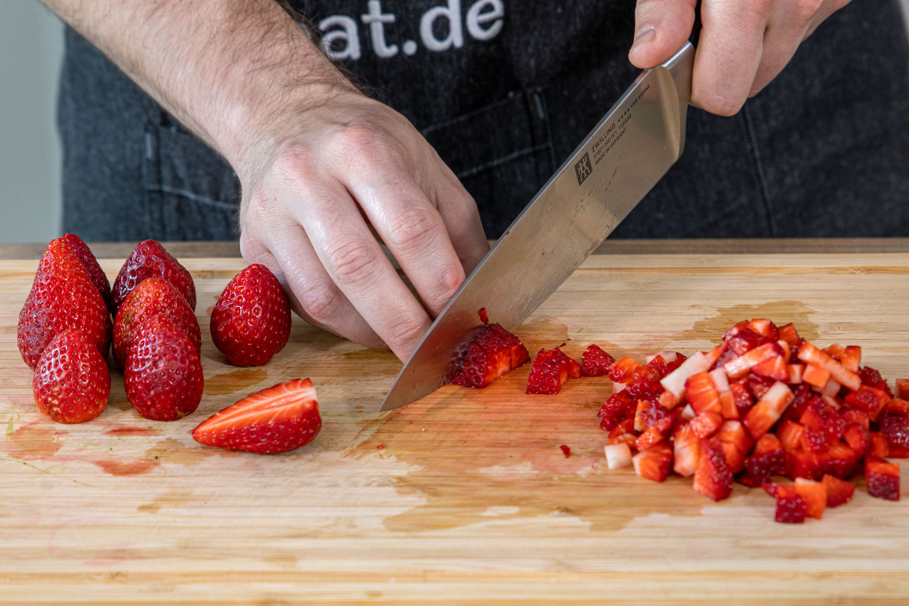 Erdbeeren in feine Würfel schneiden