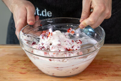 Erdbeerwürfel mit Quark mischen