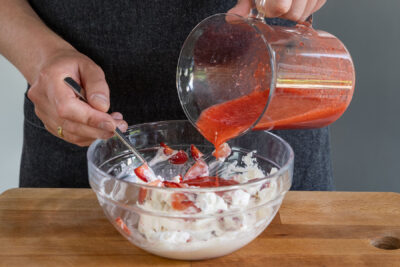 Quark mit pürierten Erdbeeren mischen