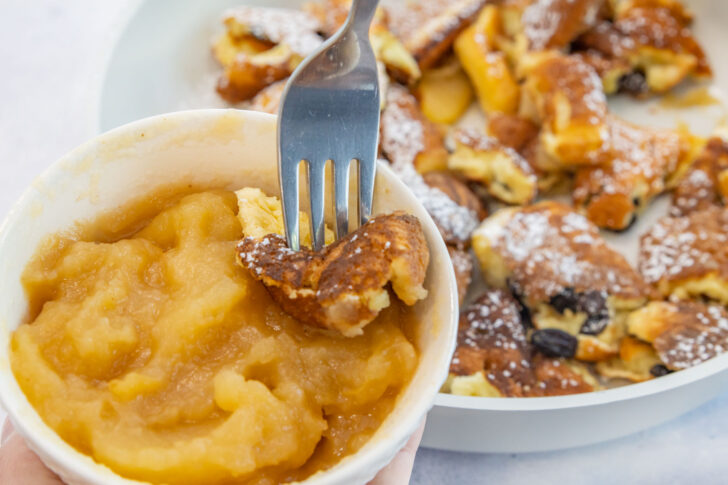 Einfacher fluffiger Kaiserschmarrn