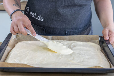 Teig für Frankfurter Kranz Schnitten vom Blech verstreichen