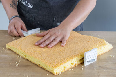Boden für Frankfurter Kranz Schnitten vom Blech teilen