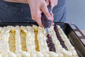 Füllung der Frankfurter Kranz Schnitten vom Blech auftragen