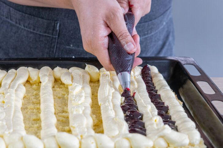 Füllung der Frankfurter Kranz Schnitten vom Blech auftragen