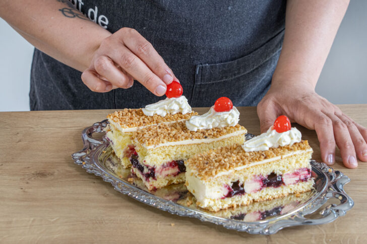 Frankfurter Kranz Schnitten vom Blech dekorieren